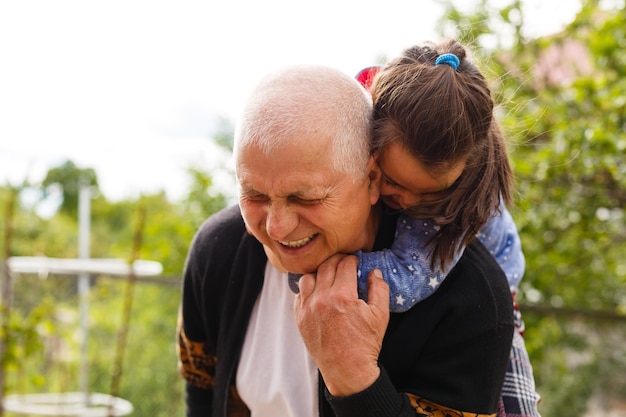 Foto retrato de estilo de vida divertido de nieto abrazando abuelo