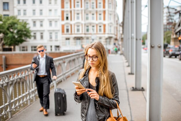 Retrato de estilo de vida de una elegante empresaria en el viejo puente de hierro en Hamburgo, Alemania.