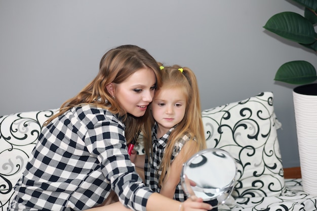 Retrato de estilo de vida de mamá e hija en casa feliz