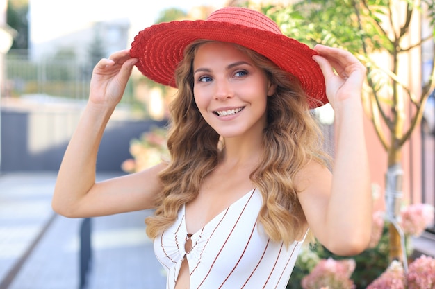 Retrato de estilo de vida de moda mujer bonita posando en el verano de la ciudad, moda callejera.