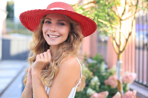 Retrato de estilo de vida de moda mujer bonita posando en el verano de la ciudad, moda callejera.