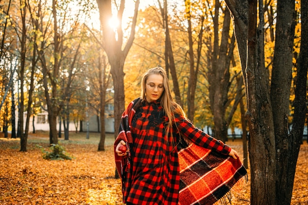 Retrato de estilo de vida de mujer feliz en el parque de otoño hermosa niña en la naturaleza picnic camping relajante