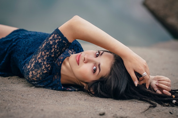 Retrato de estilo de vida de una mujer morena en el lago