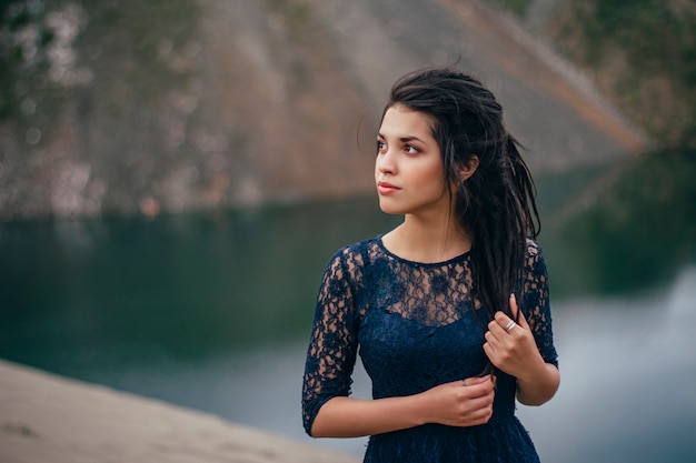 Retrato de estilo de vida de una mujer morena en el lago