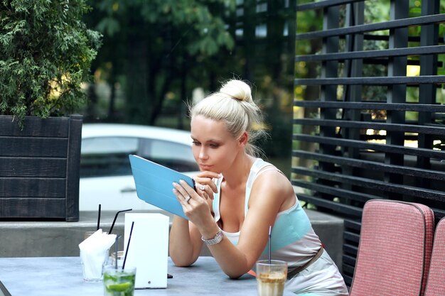 Retrato de estilo de vida de mujer usando un teléfono inteligente al aire libre