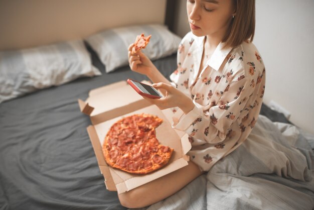 Retrato de estilo de vida de una niña en el dormitorio