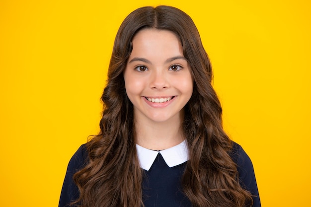 Retrato de estilo de vida de una niña sonriendo a la cámara día de la juventud Feliz día del niño