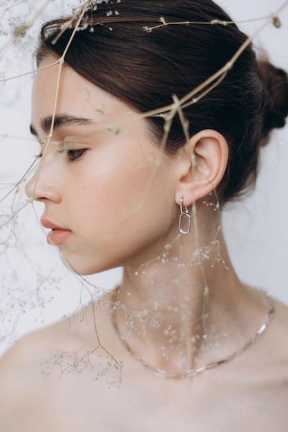 Retrato estiloso de uma jovem modelo de 15 anos com luz natural em um espaçoso estúdio fotográfico