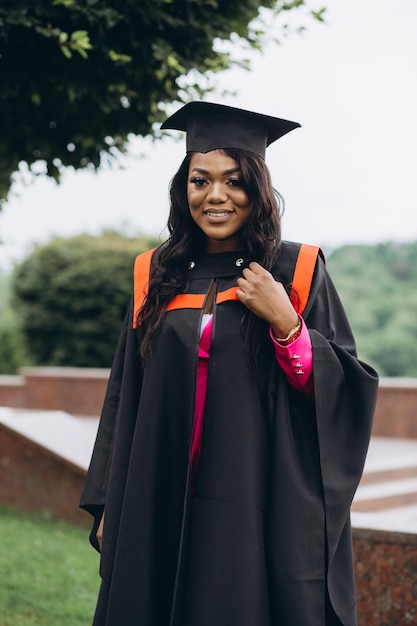 Retrato de una estudiante africana el día de la graduación