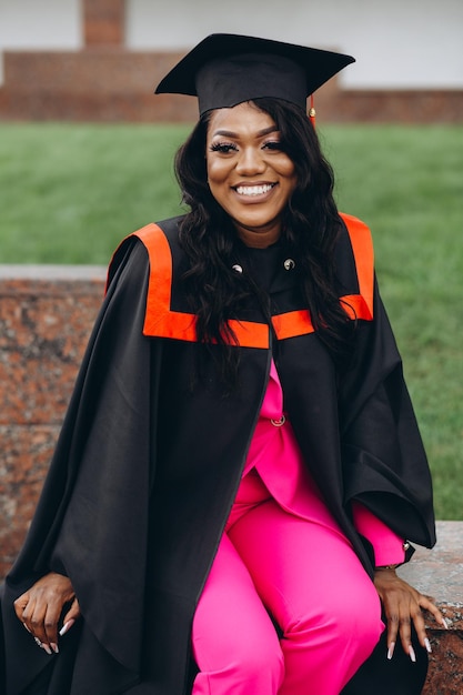 Retrato de una estudiante africana el día de la graduación