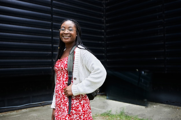 Retrato de un estudiante africano sonriendo