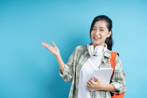 Foto retrato de estudiante asiático en azul