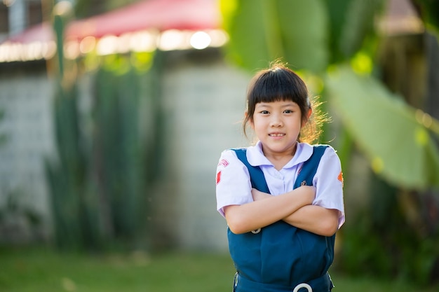 Retrato estudiante asiático niña feliz