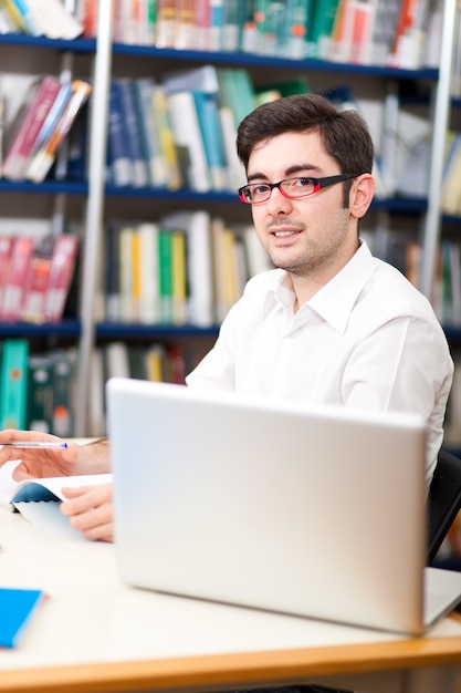 Retrato de un estudiante en una biblioteca