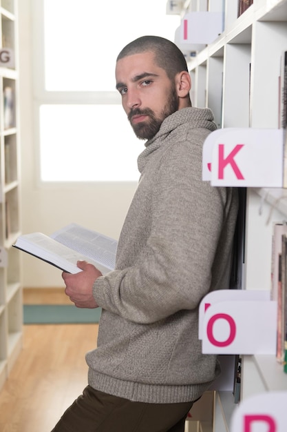 Foto retrato de estudiante caucásico inteligente