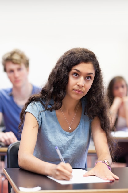 Retrato de un estudiante centrado tomando notas