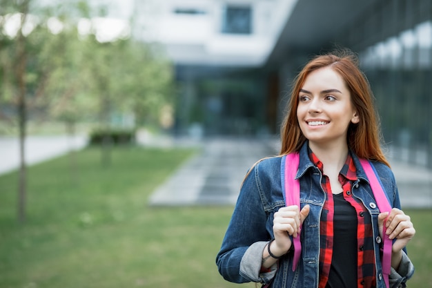 Retrato de estudiante en el edificio del campus