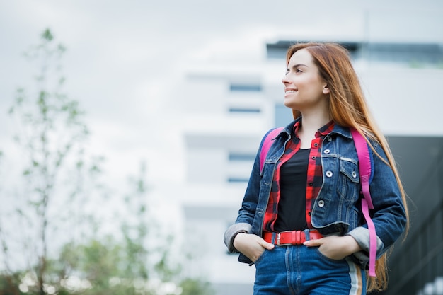 Retrato de estudiante en el edificio del campus