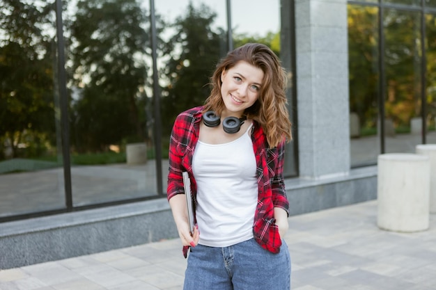 Retrato de estudiante encantadora al aire libre