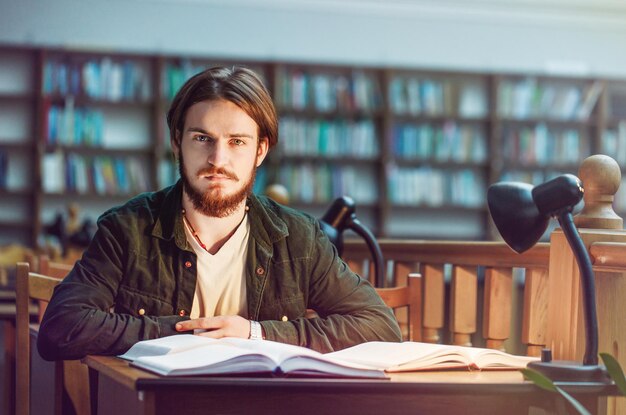 retrato, de, estudiante, hombre, en, el, biblioteca