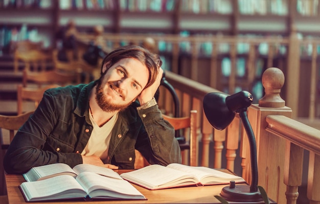 retrato, de, estudiante, hombre, en, el, biblioteca