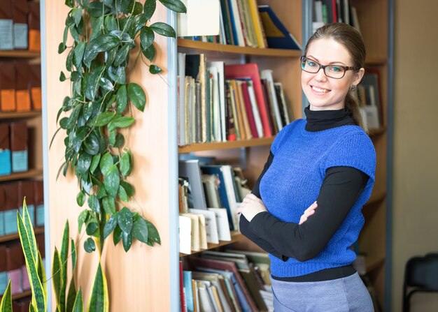 Retrato de estudiante inteligente en biblioteca