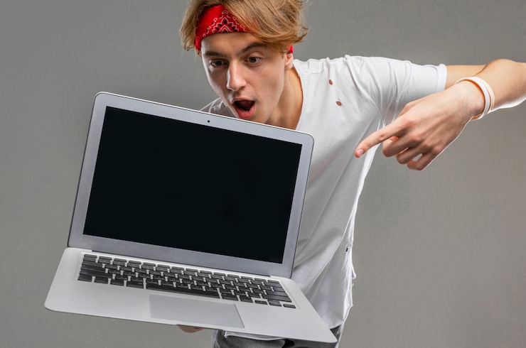 Foto retrato de estudiante con laptop
