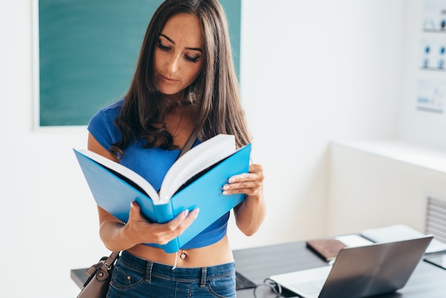 Retrato de estudiante con libro y lectura.