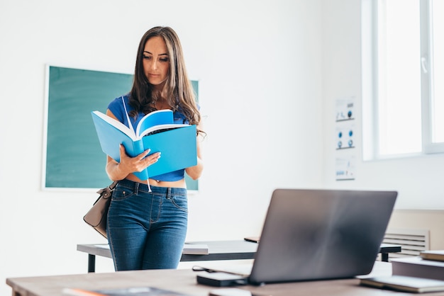 Retrato de estudiante con libro y lectura.