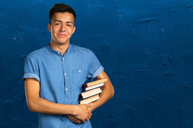 Retrato de estudiante con libros.