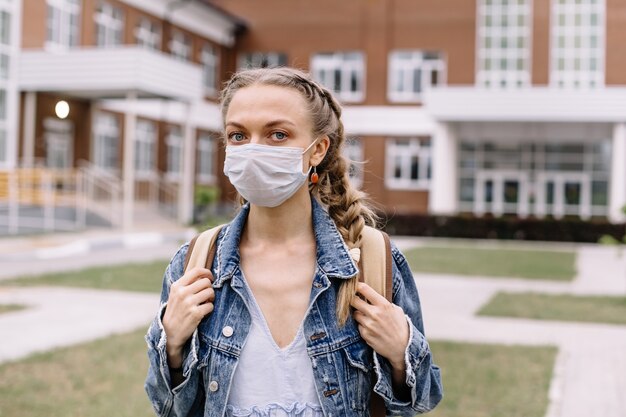 Retrato, de, un, estudiante, llevando, en, un, médico, máscara