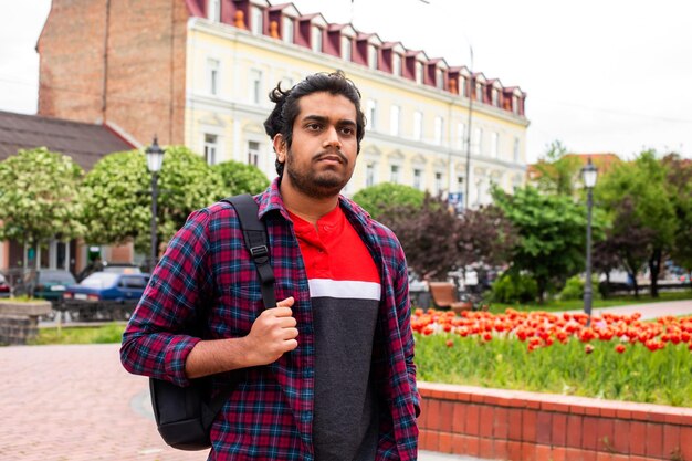 Retrato de estudiante masculino posando en el campus universitario