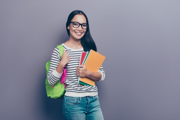 Retrato de estudiante con mochila