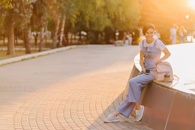 Retrato de estudiante en un paseo con una mochila.