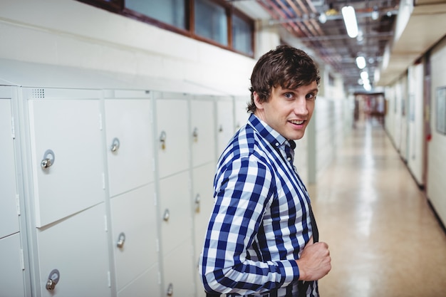 Retrato de estudiante de pie en el vestuario