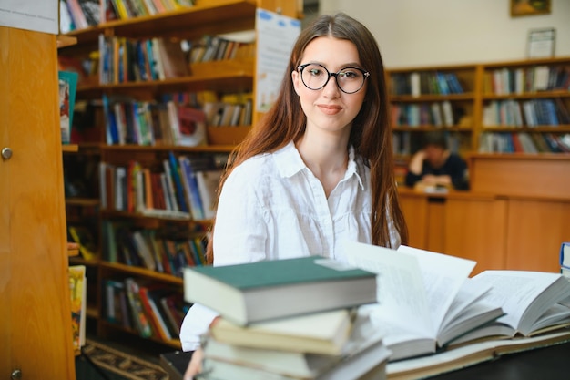 Retrato de una estudiante que estudia en la biblioteca