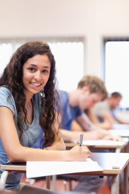 Retrato de un estudiante serio escribiendo