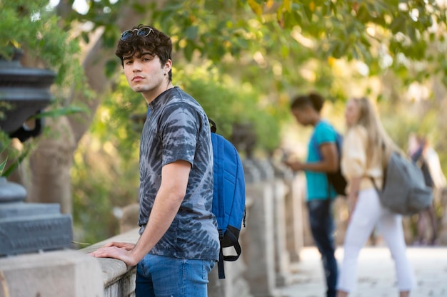 Retrato de un estudiante serio mirando a la cámara en el campus universitario