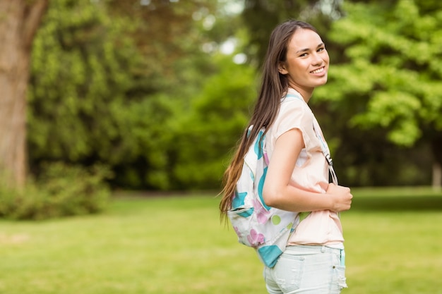 Retrato de un estudiante sonriente con una bandolera