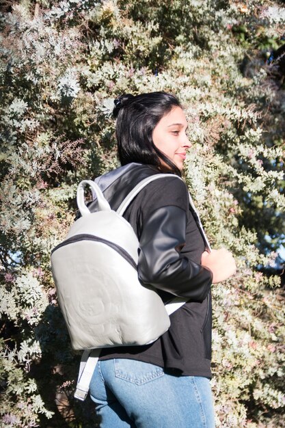 Retrato de una estudiante con su mochila