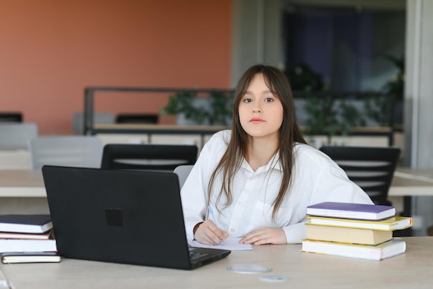 Retrato de una estudiante universitaria