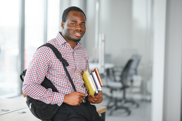 Retrato de un estudiante universitario africano en clase mirando a la cámara