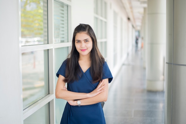 Un retrato de un estudiante universitario asiático en el campus