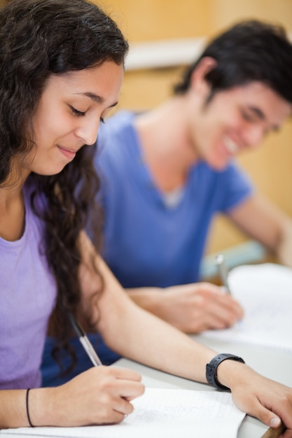 Foto retrato de estudiantes escribiendo