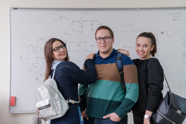 retrato de estudiantes jóvenes frente a la pizarra