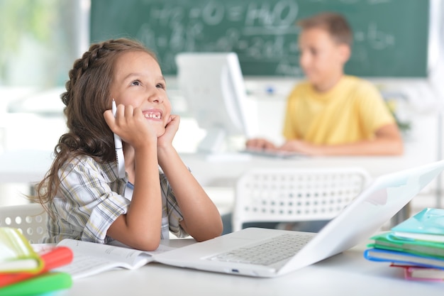 Retrato, de, un, estudiantes, niña y niño, en, clase