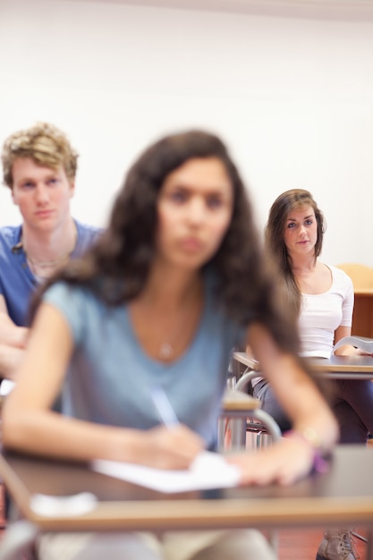 Foto retrato de estudiantes serios tomando notas