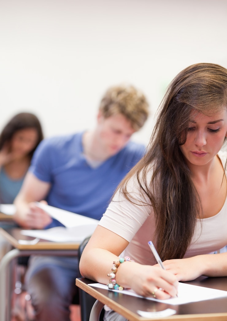 Foto retrato de estudiantes teniendo una prueba
