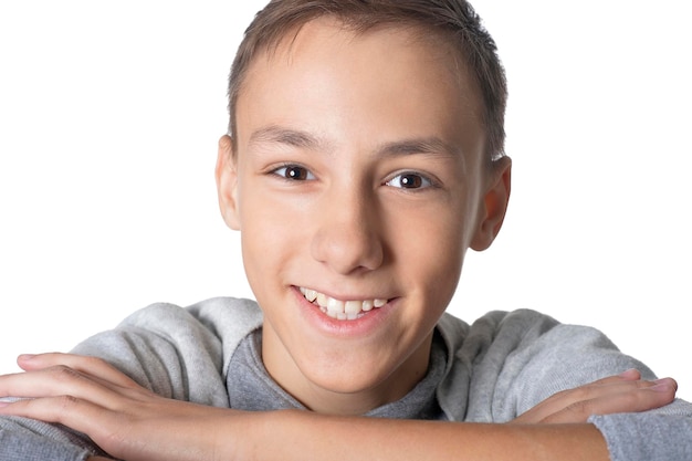 Foto retrato de estudio de adolescente sobre fondo blanco.