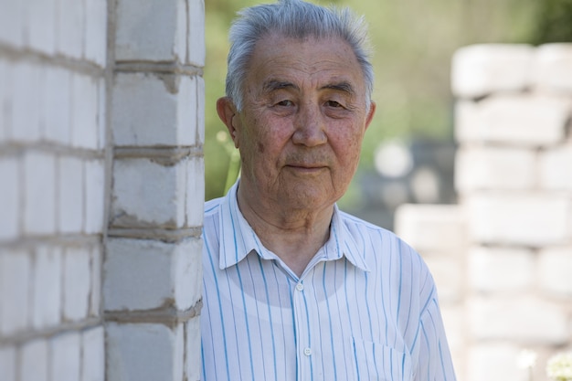 Foto retrato de estudio de un anciano